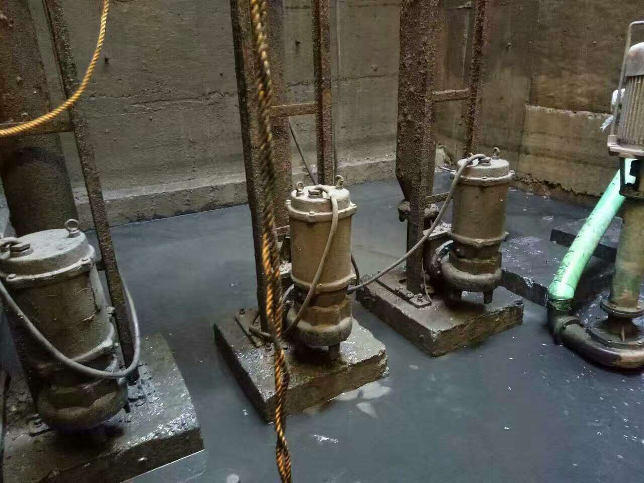 华容污水池清理